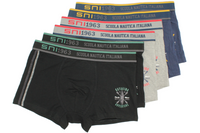 Stile Nautico e Comfort Assoluto Scopri i boxer da uomo perfetti per l'estate! La collezione esclusiva Scuola Nautica Italiana offre 6 boxer uomo in 100% cotone puro, ideali per chi cerca comfort e stile. Con i tre colori iconici – nero, grigio e blu – questi Boxer uomo fantasia in pure cotone uniscono design ricercato e funzionalità sportiva. Caratteristiche premium:⛵ Logo esclusivo in vita: Elasticizzato con il marchio "Scuola Nautica Italiana"e un’elegante barca a vela cartoon🎨 Design estivo: Motivi mar