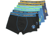 Logo esclusivo: Elasticizzato in vita con il prestigioso emblema "Scuola Nautica Italiana" e un simpatico polipo cartoon, simbolo di stile marinaro. Fantasia estiva: Motivi vibranti e colori vivaci (Boxer uomo fantasia in pure cotone) che ricordano il mare e l'avventura. Comfort totale: Tessuto intimo uomo elasticizzato, con cintura morbida che si adatta perfettamente senza stringere. Qualità premium: Cotone traspirante e resistente, garantisce freschezza tutto il giorno. Perfetti come mutande uomo fashi
