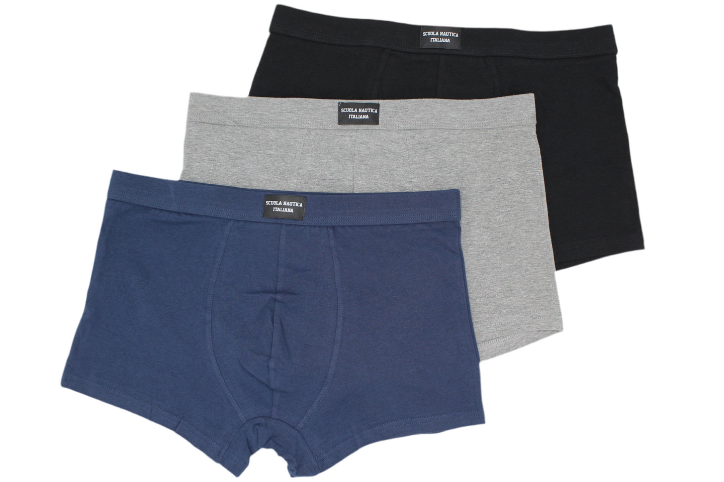 Migliore Boxer Uomo Firmati in Cotone - Comfort e Stile
Scopri i migliori boxer da uomo firmati in cotone, perfetti per chi cerca il massimo del comfort e della qualità. I nostri boxer uomo della marca Fila, elasticizzati e realizzati in leggerissimo cotone, offrono un'aderenza simile a una seconda pelle, garantendo una vestibilità impeccabile. 
Con un elastico in vita e bordi ricoperti in tessuto, questi boxer sono la scelta perfetta per ogni occasione. Scegli il modello  della Scuola Nautica Italiana