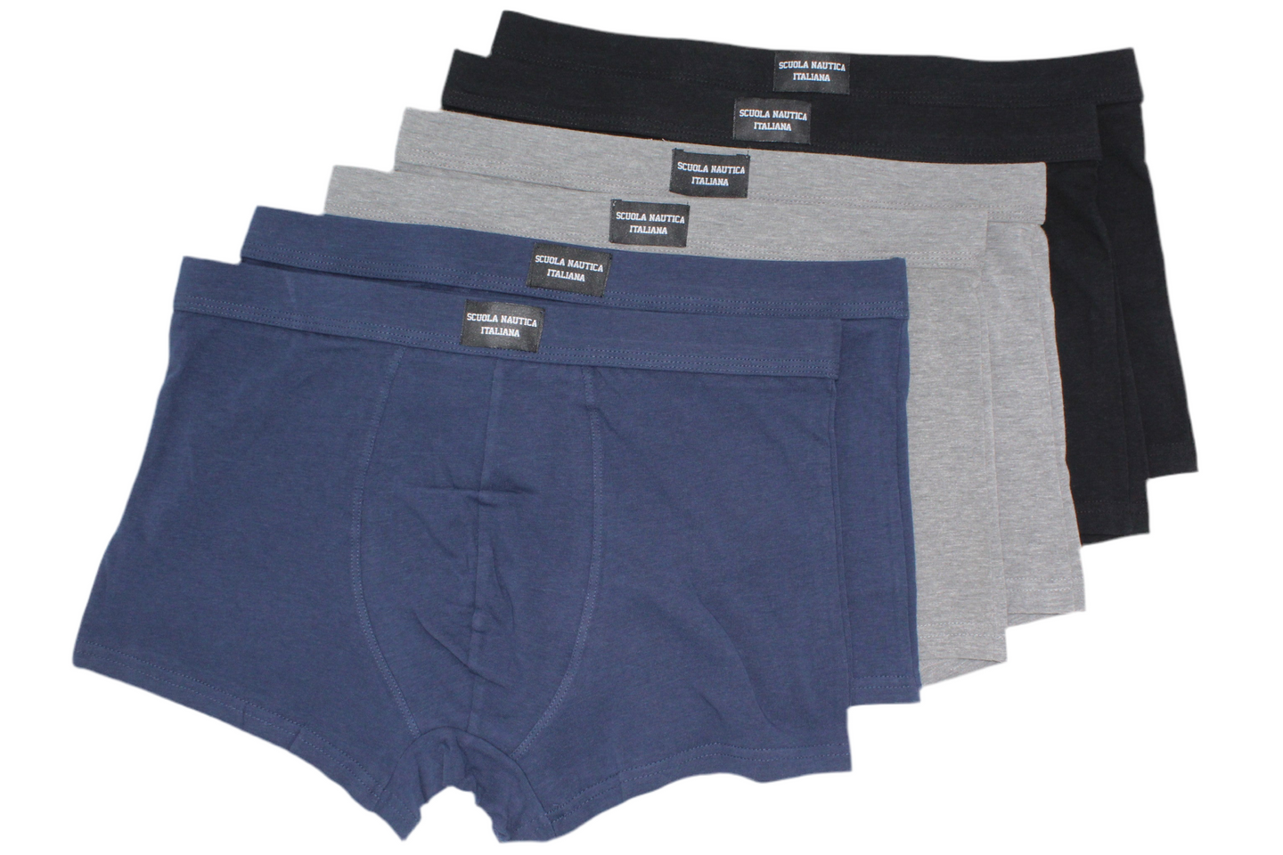 Cotone Boxer Uomo Firmati - Comfort e Stile per Ogni Occasione
Scopri la nostra selezione di cotone boxer uomo firmati, progettati per offrire il massimo comfort e stile. Le mutande uomo della marca Scuola Nautica Italiana sono realizzate in leggerissimo cotone elasticizzato, garantendo un effetto seconda pelle che si adatta perfettamente al tuo corpo. 
Con un elastico in vita e bordi ricoperti in tessuto, questi boxer da uomo intimi in cotone sono la scelta perfetta per chi cerca qualità e comodità. Approf