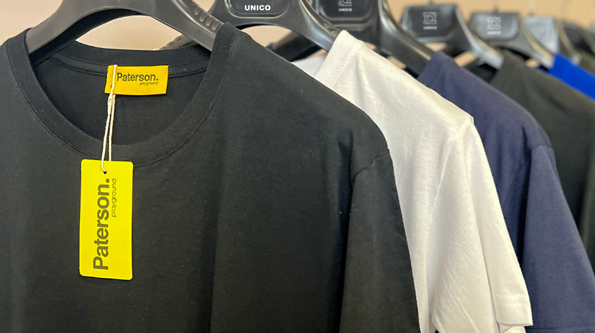 T-shirt uomo oversize: L'Essenziale dell'Abbigliamento Maschile La T-shirt Uomo è un guardaroba di ogni uomo. Questi capi non sono solo pratici, ma rappresentano anche un simbolo di stile e comfort. Scopriamo insieme perché le maglie uomo in cotone sono ideali per ogni occasione. Vestibilità Comoda e Design Moderno La vestibilità comoda è uno dei punti forti delle T-shirt Uomo. Grazie al loro design moderno e alla cura nei dettagli, queste magliette si adattano perfettamente al corpo.