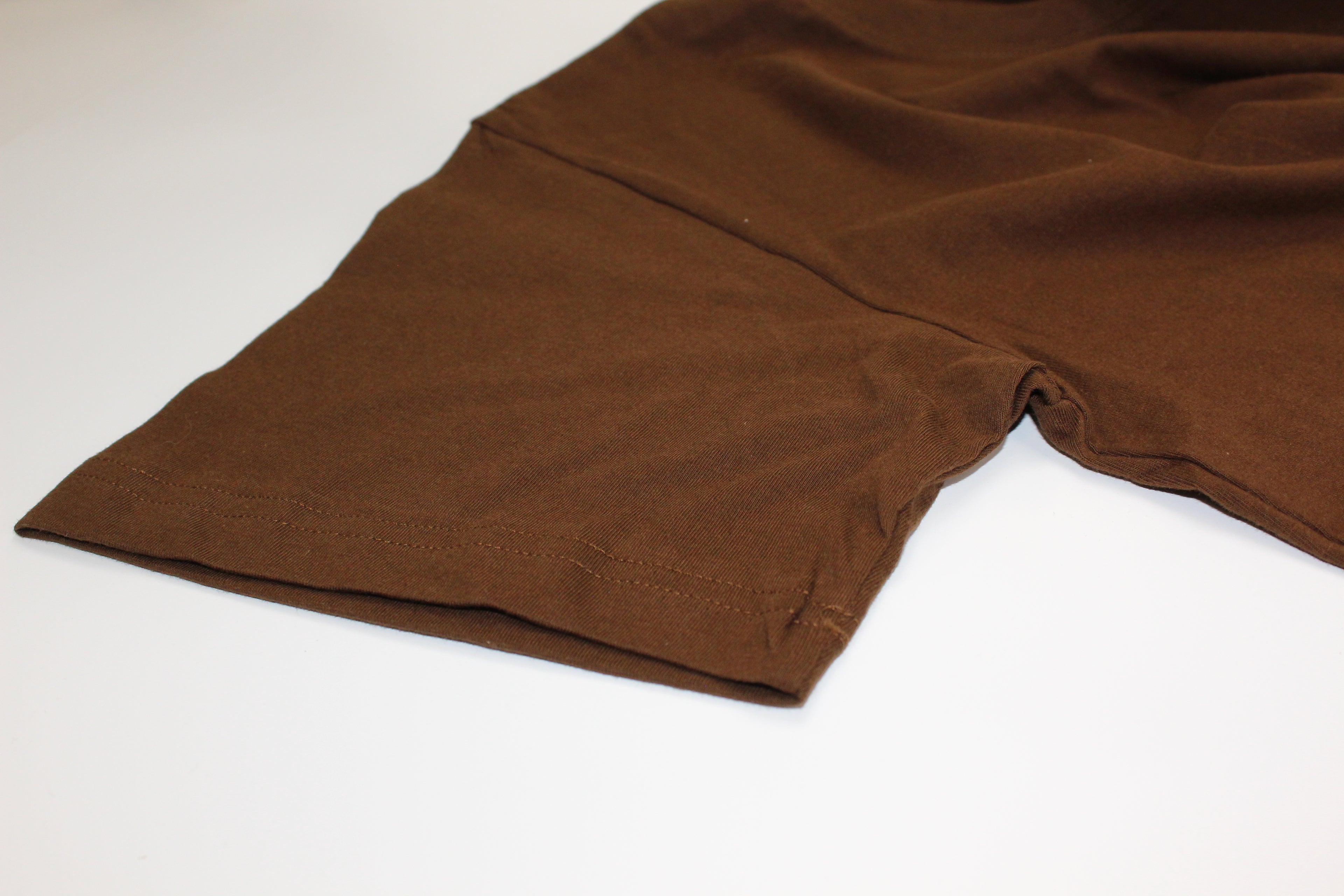 Design Moderno e Vestibilità Comoda
Le T-shirt Uomo presentano un design moderno che si adatta perfettamente a varie occasioni. La vestibilità comoda permette di indossarle con facilità, offrendo libertà di movimento senza compromettere lo stile. La maglietta da uomo è un accessorio basico che si sposa bene con ogni outfit.