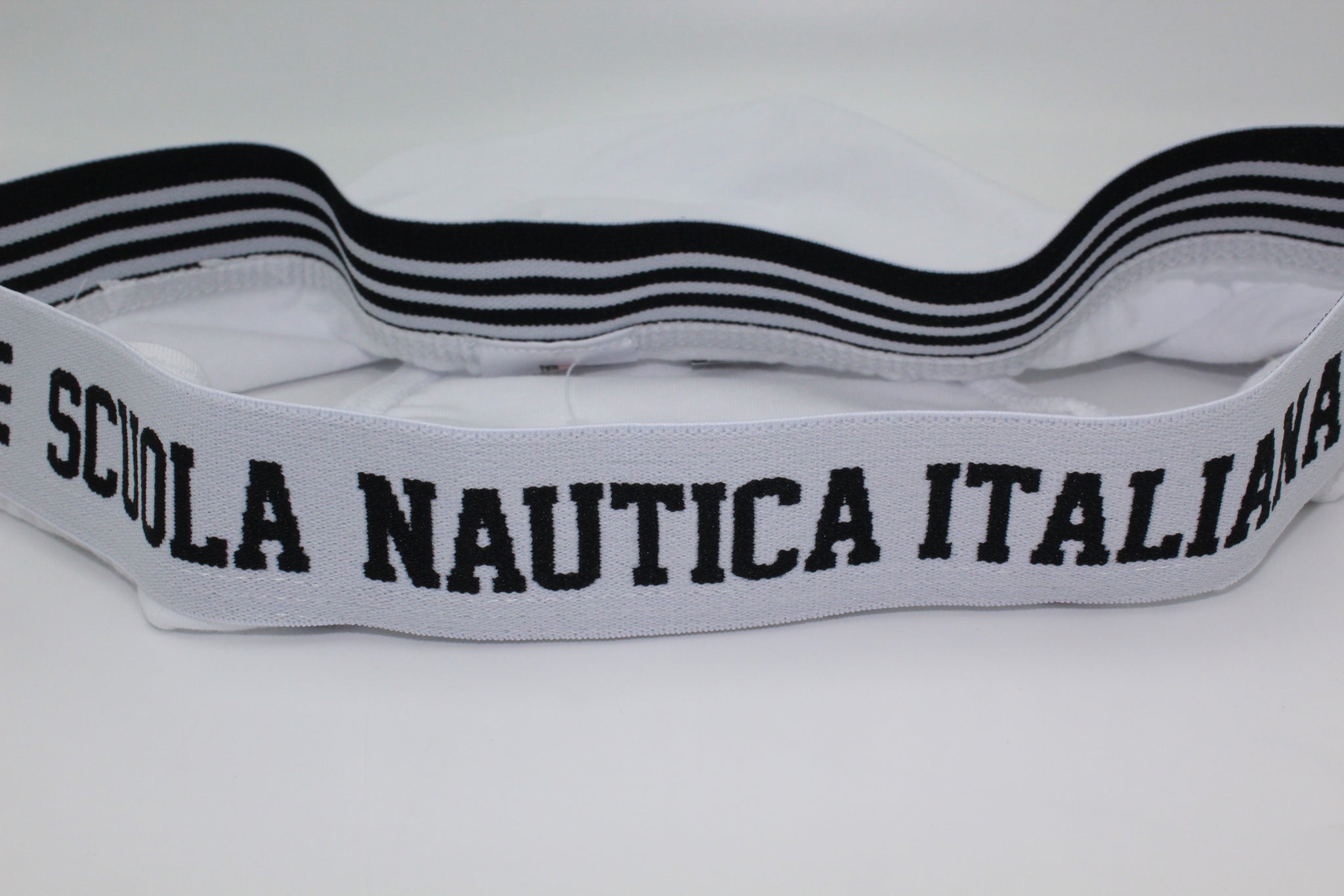 i nostri boxer uomo in cotone non solo offrono la massima qualità e comfort, ma rappresentano anche un modo per esprimere il tuo stile personale. Scegli tra le nostre opzioni di boxer uomo bianco o personalizzati e scopri l'importanza di un buon abbigliamento intimo uomo nel tuo guardaroba. Non aspettare oltre: il comfort e lo stile ti stanno aspettando!