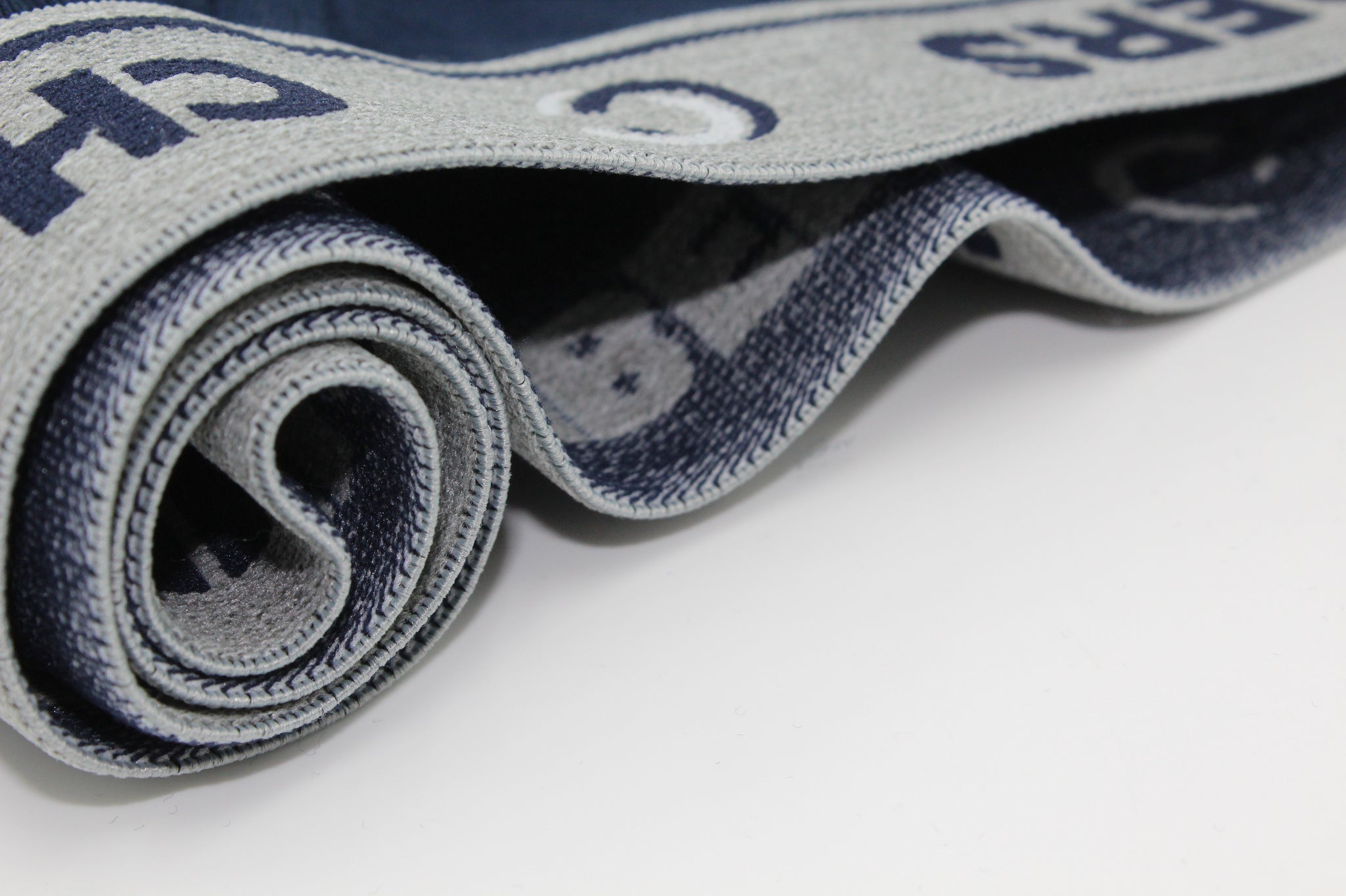 Progettati per offrire un comfort naturale, i nostri boxer non costringono grazie al mordido orlo ripiegato e alla sgambatura rifinita. Il cavallo doppiato fornisce una maggiore tenuta e sostegno, ideale anche per le attività sportive. Inoltre, il contenitore sul fronte anatomico migliora ulteriormente la vestibilità, rendendoli perfetti per l'uso quotidiano e per diversi stili di vita.