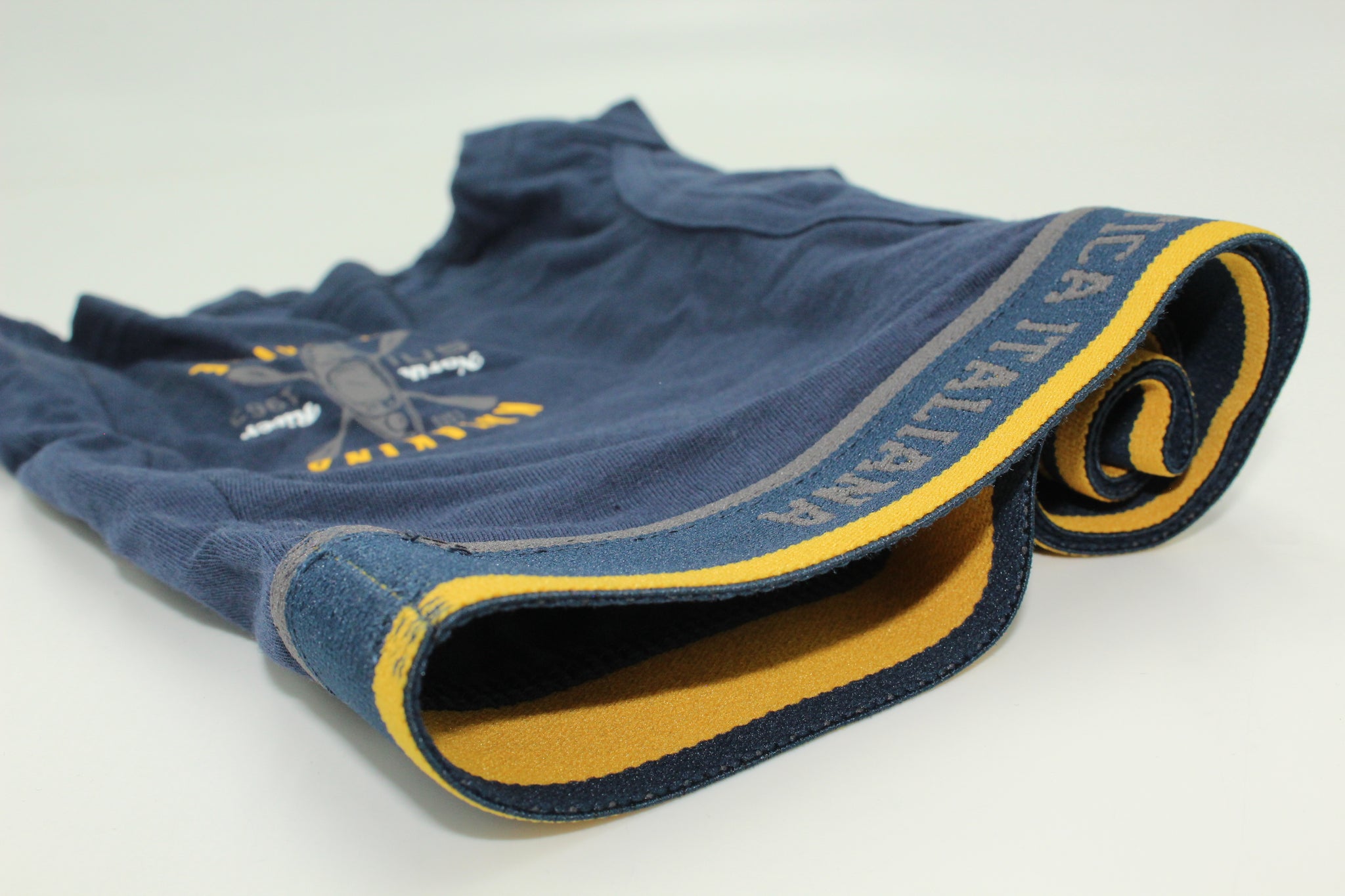 Caratteristiche premium:
⛵ Logo esclusivo in vita: Elasticizzato con il marchio "Scuola Nautica Italiana"e un’elegante barca a vela cartoon
🎨 Design estivo: Motivi marini nei tre colorati (blu oceano, grigio tempesta, nero notte)
👕 Tessuto top: Intimo Uomo in cotone elasticizzato, ultra-traspirante e anti-irritazione
🎁 Il regalo perfetto: Confezione da 6 pezzi elegante, ideale come miglior regalo per l'estate