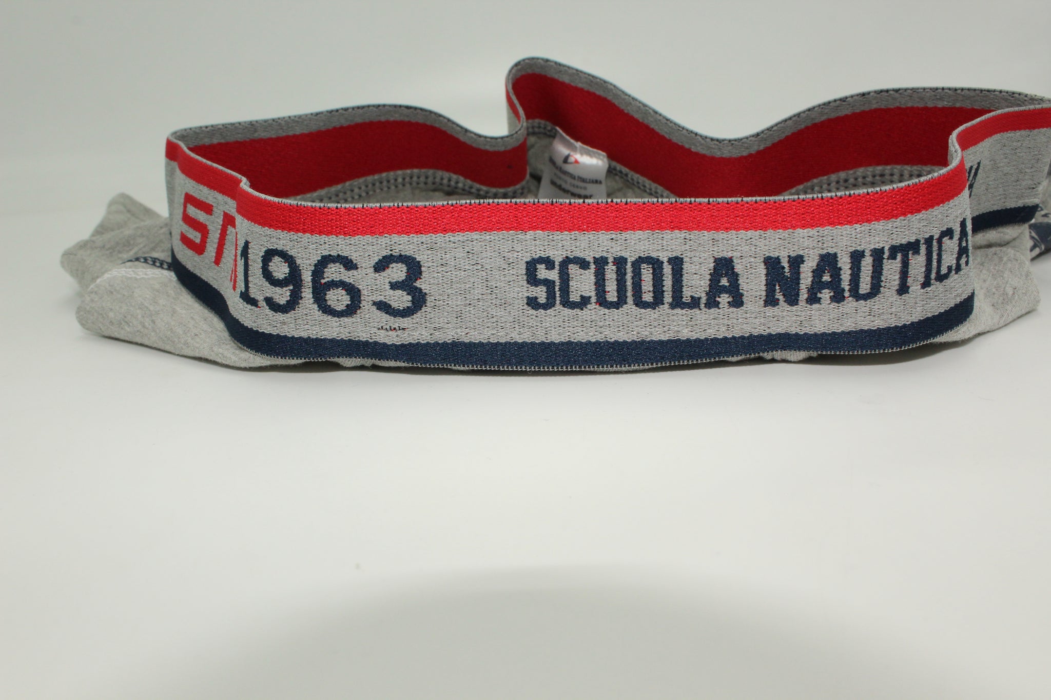 Caratteristiche premium:
⛵ Logo esclusivo in vita: Elasticizzato con il marchio "Scuola Nautica Italiana"e un’elegante barca a vela cartoon
🎨 Design estivo: Motivi marini nei tre colorati (blu oceano, grigio tempesta, nero notte)
👕 Tessuto top: Intimo Uomo in cotone elasticizzato, ultra-traspirante e anti-irritazione
🎁 Il regalo perfetto: Confezione da 6 pezzi elegante, ideale come miglior regalo per l'estate