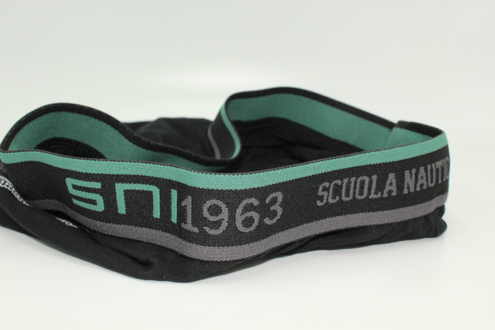 Caratteristiche premium:
⛵ Logo esclusivo in vita: Elasticizzato con il marchio "Scuola Nautica Italiana"e un’elegante barca a vela cartoon
🎨 Design estivo: Motivi marini nei tre colorati (blu oceano, grigio tempesta, nero notte)
👕 Tessuto top: Intimo Uomo in cotone elasticizzato, ultra-traspirante e anti-irritazione
🎁 Il regalo perfetto: Confezione da 6 pezzi elegante, ideale come miglior regalo per l'estate