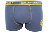 Logo esclusivo: Elasticizzato in vita con il prestigioso emblema "Scuola Nautica Italiana" e un simpatico polipo cartoon, simbolo di stile marinaro.  Fantasia estiva: Motivi vibranti e colori vivaci (Boxer uomo fantasia in pure cotone) che ricordano il mare e l'avventura.  Comfort totale: Tessuto intimo uomo elasticizzato, con cintura morbida che si adatta perfettamente senza stringere.  Qualità premium: Cotone traspirante e resistente, garantisce freschezza tutto il giorno. Perfetti come mutande uomo fashi