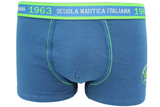 Logo esclusivo: Elasticizzato in vita con il prestigioso emblema "Scuola Nautica Italiana" e un simpatico polipo cartoon, simbolo di stile marinaro.  Fantasia estiva: Motivi vibranti e colori vivaci (Boxer uomo fantasia in pure cotone) che ricordano il mare e l'avventura.  Comfort totale: Tessuto intimo uomo elasticizzato, con cintura morbida che si adatta perfettamente senza stringere.  Qualità premium: Cotone traspirante e resistente, garantisce freschezza tutto il giorno. Perfetti come mutande uomo fashi