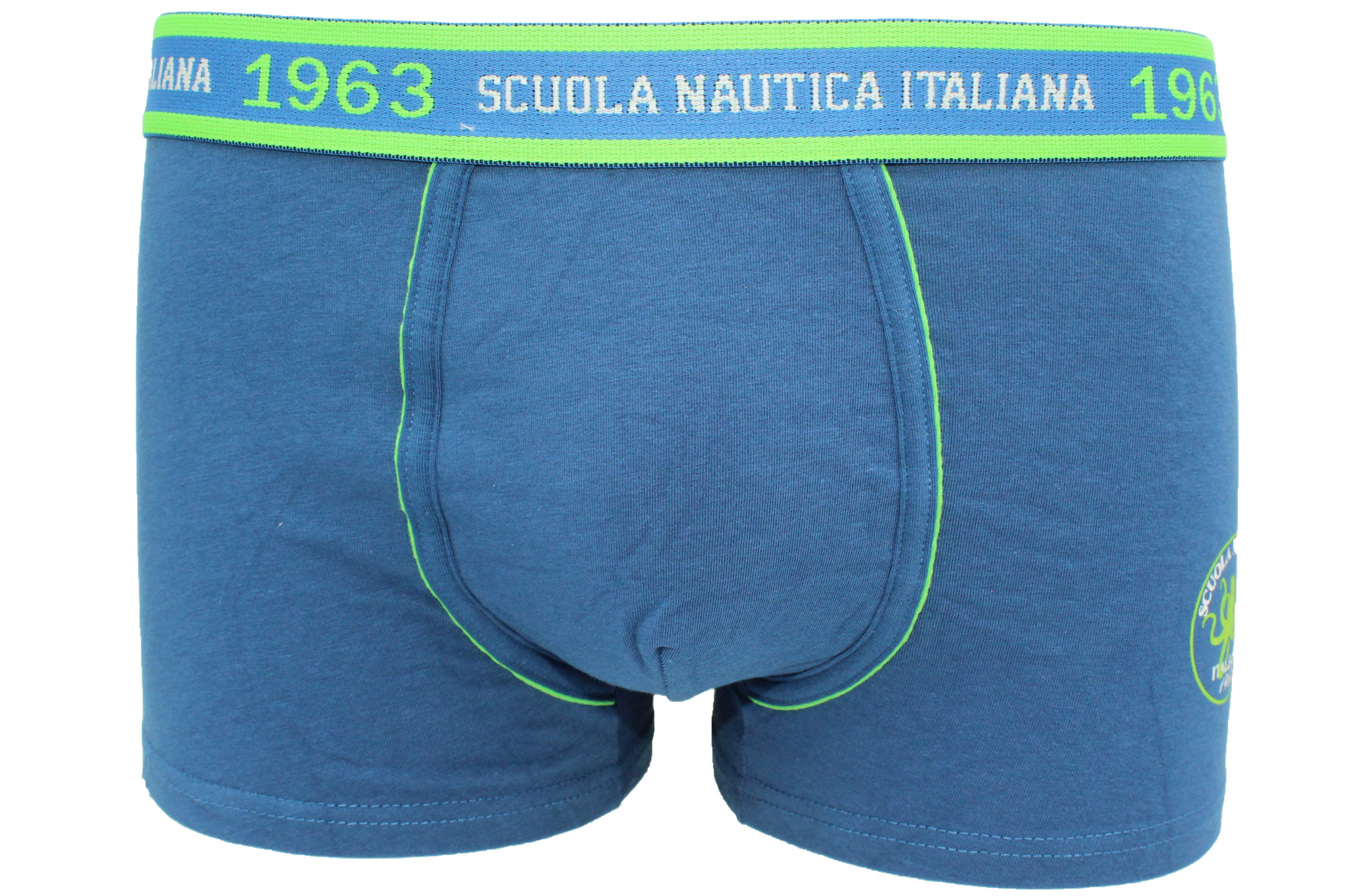 Logo esclusivo: Elasticizzato in vita con il prestigioso emblema "Scuola Nautica Italiana" e un simpatico polipo cartoon, simbolo di stile marinaro.  Fantasia estiva: Motivi vibranti e colori vivaci (Boxer uomo fantasia in pure cotone) che ricordano il mare e l'avventura.  Comfort totale: Tessuto intimo uomo elasticizzato, con cintura morbida che si adatta perfettamente senza stringere.  Qualità premium: Cotone traspirante e resistente, garantisce freschezza tutto il giorno. Perfetti come mutande uomo fashi
