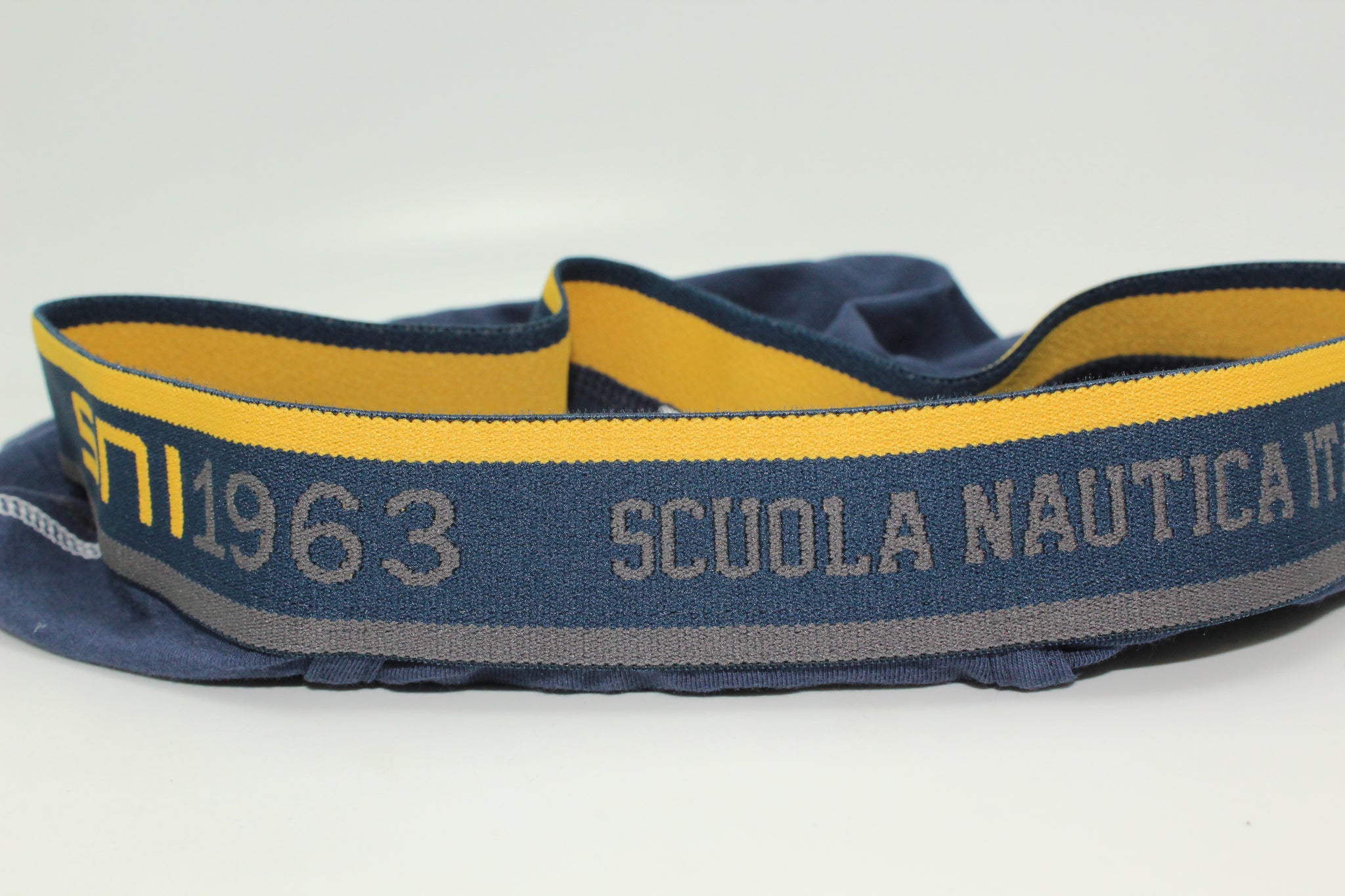 Logo esclusivo: Elasticizzato in vita con il prestigioso emblema "Scuola Nautica Italiana" e un simpatico polipo cartoon, simbolo di stile marinaro.

🎨 Fantasia estiva: Motivi vibranti e colori vivaci (Boxer uomo fantasia in pure cotone) che ricordano il mare e l'avventura.

👕 Comfort totale: Tessuto intimo uomo elasticizzato, con cintura morbida che si adatta perfettamente senza stringere.
💯 Qualità premium: Cotone traspirante e resistente, garantisce freschezza tutto il giorno.