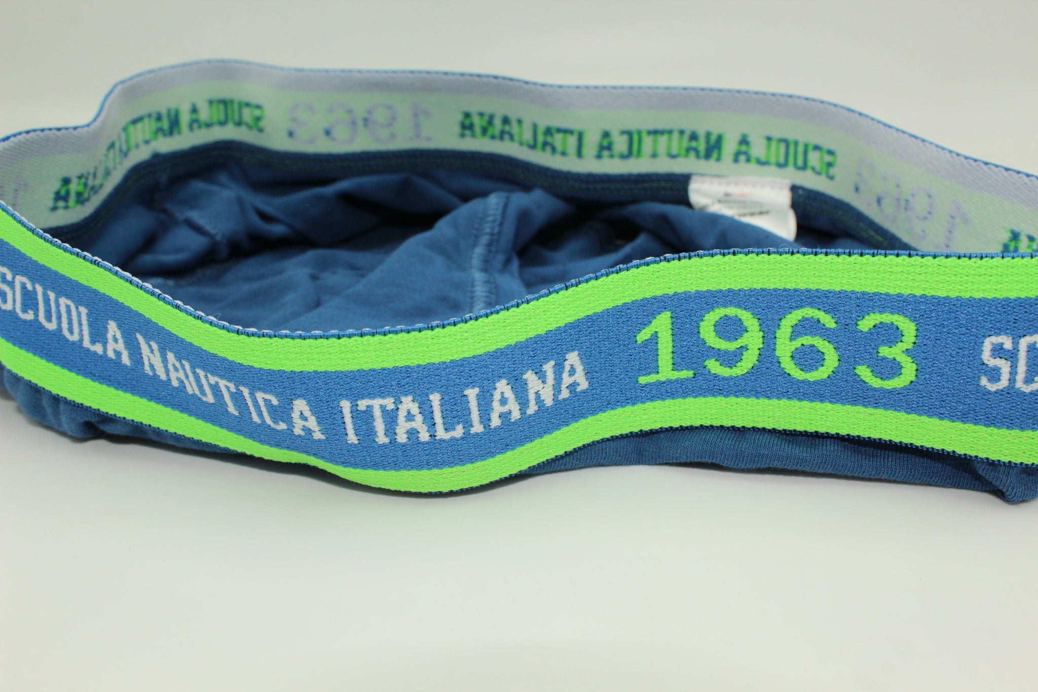 🌊 Logo esclusivo: Elasticizzato in vita con il prestigioso emblema "Scuola Nautica Italiana" e un simpatico polipo cartoon, simbolo di stile marinaro.

🎨 Fantasia estiva: Motivi vibranti e colori vivaci (Boxer uomo fantasia in pure cotone) che ricordano il mare e l'avventura.

👕 Comfort totale: Tessuto intimo uomo elasticizzato, con cintura morbida che si adatta perfettamente senza stringere.
💯 Qualità premium: Cotone traspirante e resistente, garantisce freschezza tutto il giorno.