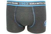 Logo esclusivo: Elasticizzato in vita con il prestigioso emblema "Scuola Nautica Italiana" e un simpatico polipo cartoon, simbolo di stile marinaro.  Fantasia estiva: Motivi vibranti e colori vivaci (Boxer uomo fantasia in pure cotone) che ricordano il mare e l'avventura.  Comfort totale: Tessuto intimo uomo elasticizzato, con cintura morbida che si adatta perfettamente senza stringere.  Qualità premium: Cotone traspirante e resistente, garantisce freschezza tutto il giorno. Perfetti come mutande uomo fashi