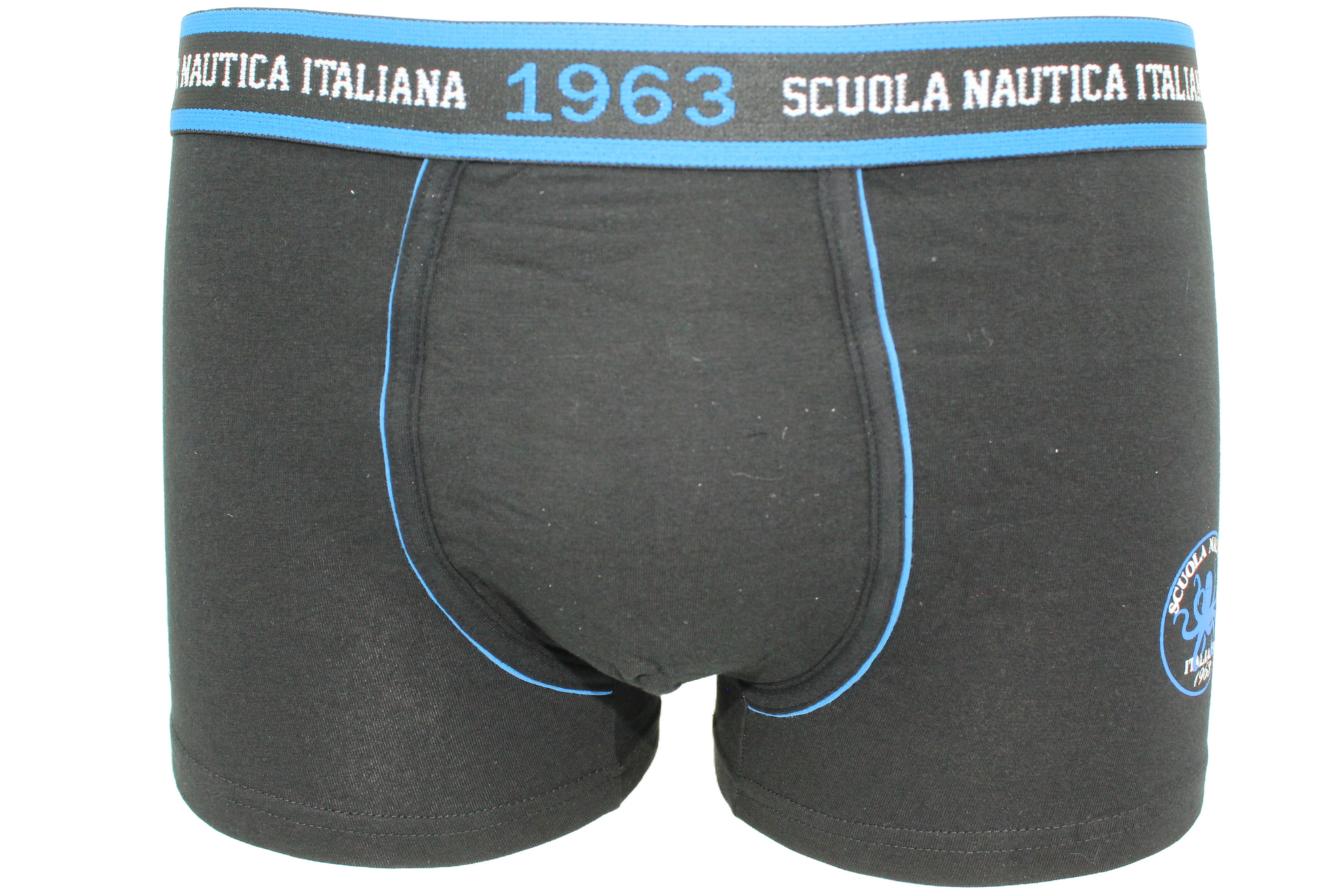Logo esclusivo: Elasticizzato in vita con il prestigioso emblema "Scuola Nautica Italiana" e un simpatico polipo cartoon, simbolo di stile marinaro.  Fantasia estiva: Motivi vibranti e colori vivaci (Boxer uomo fantasia in pure cotone) che ricordano il mare e l'avventura.  Comfort totale: Tessuto intimo uomo elasticizzato, con cintura morbida che si adatta perfettamente senza stringere.  Qualità premium: Cotone traspirante e resistente, garantisce freschezza tutto il giorno. Perfetti come mutande uomo fashi