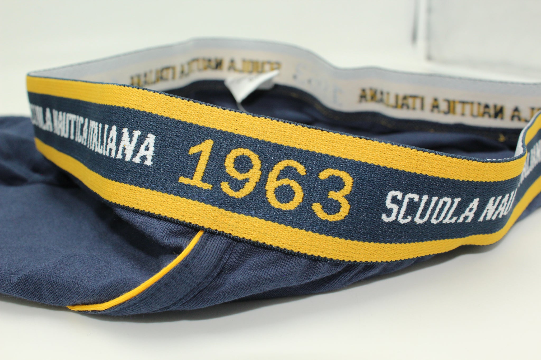 Logo esclusivo: Elasticizzato in vita con il prestigioso emblema "Scuola Nautica Italiana" e un simpatico polipo cartoon, simbolo di stile marinaro.

🎨 Fantasia estiva: Motivi vibranti e colori vivaci (Boxer uomo fantasia in pure cotone) che ricordano il mare e l'avventura.

👕 Comfort totale: Tessuto intimo uomo elasticizzato, con cintura morbida che si adatta perfettamente senza stringere.
💯 Qualità premium: Cotone traspirante e resistente, garantisce freschezza tutto il giorno.