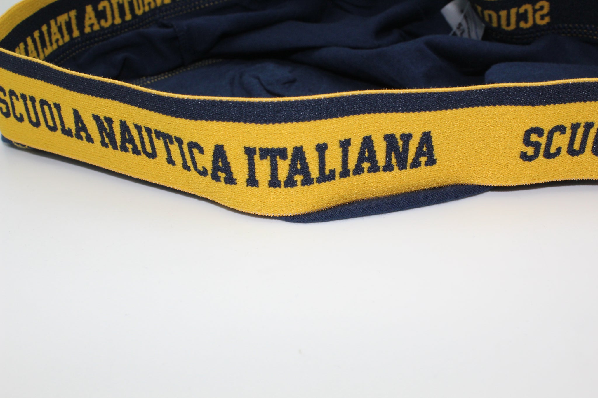 Un Comfort Senza Pari

Realizzati in cotone soffice e traspirante, questi boxer da uomo offrono una sensazione di freschezza e asciutto che dura tutto il giorno. Grazie all'alta qualità dei materiali, ogni paio di mutande è progettato per garantire un'ottima elasticità e una vestibilità che si adatta perfettamente al corpo, permettendo una libertà di movimento senza pari. Non contengono elastan, il che significa che ogni boxer mantiene la sua forma nel tempo, offrendo supporto senza costringere.

Lo Stile R