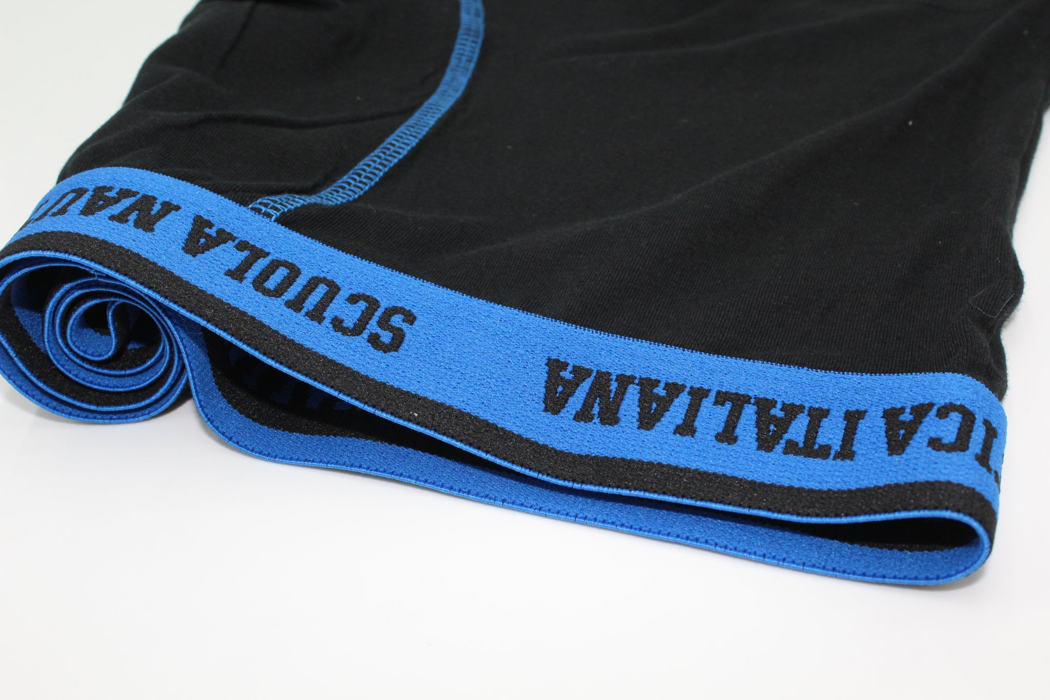 Un Comfort Senza Pari

Realizzati in cotone soffice e traspirante, questi boxer da uomo offrono una sensazione di freschezza e asciutto che dura tutto il giorno. Grazie all'alta qualità dei materiali, ogni paio di mutande è progettato per garantire un'ottima elasticità e una vestibilità che si adatta perfettamente al corpo, permettendo una libertà di movimento senza pari. Non contengono elastan, il che significa che ogni boxer mantiene la sua forma nel tempo, offrendo supporto senza costringere.

Lo Stile R