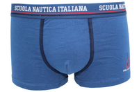 Le mutande uomo cotone elasticizzato di Scuola Nautica Italiana sono anche prive di elastan, un dettaglio importante per chi preferisce materiali naturali sulla pelle. Il morbido elastico ricoperto e la conchiglia doppiata assicurano un comfort ottimale, mentre la lunghezza media e la cintura elasticizzata con il logo aggiungono un tocco di sofisticatezza al capo.

Disponibili in diverse opzioni di colore, tra cui il contrasto blu e nero, grigio e bianco, e giallo e blu