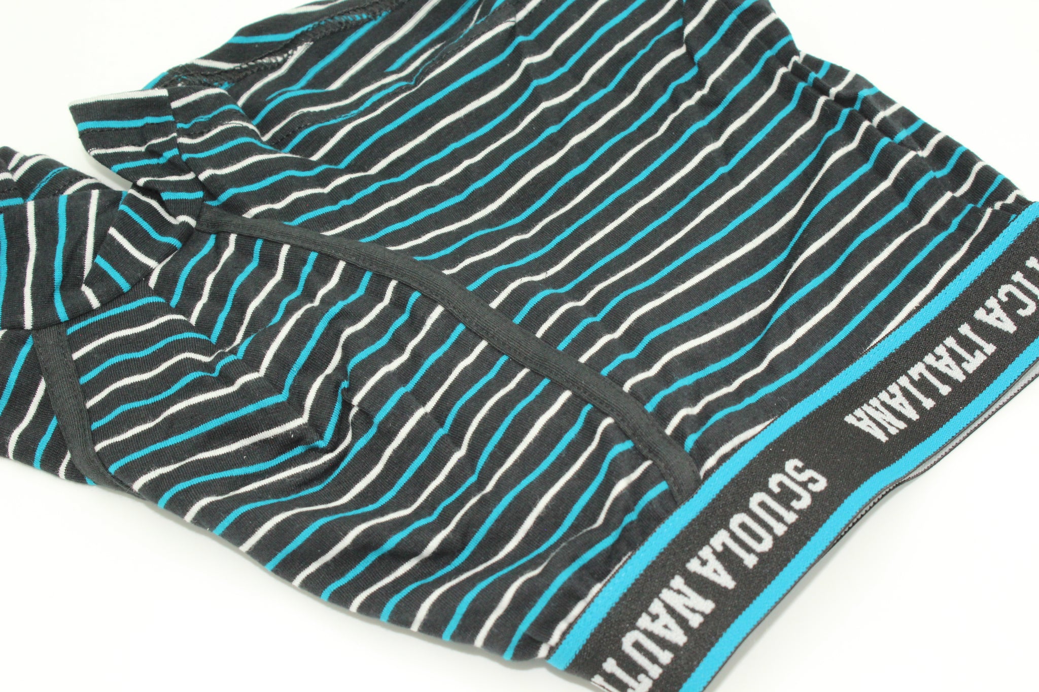 Caratteristiche distintive:
Logo esclusivo: Vita elasticizzata con il badge ricamato "Scuola Nautica Italiana"
Design iconico: Boxer uomo fantasia in pure cotone con eleganti strisce marine (blu intenso, grigio classico, nero assoluto)
Confezione regalo: Set da 6 pezzi - il miglior regalo per l'estate
Comfort superiore: Tessuto elastico ultra-traspirante con cintura morbida e anti-pressione