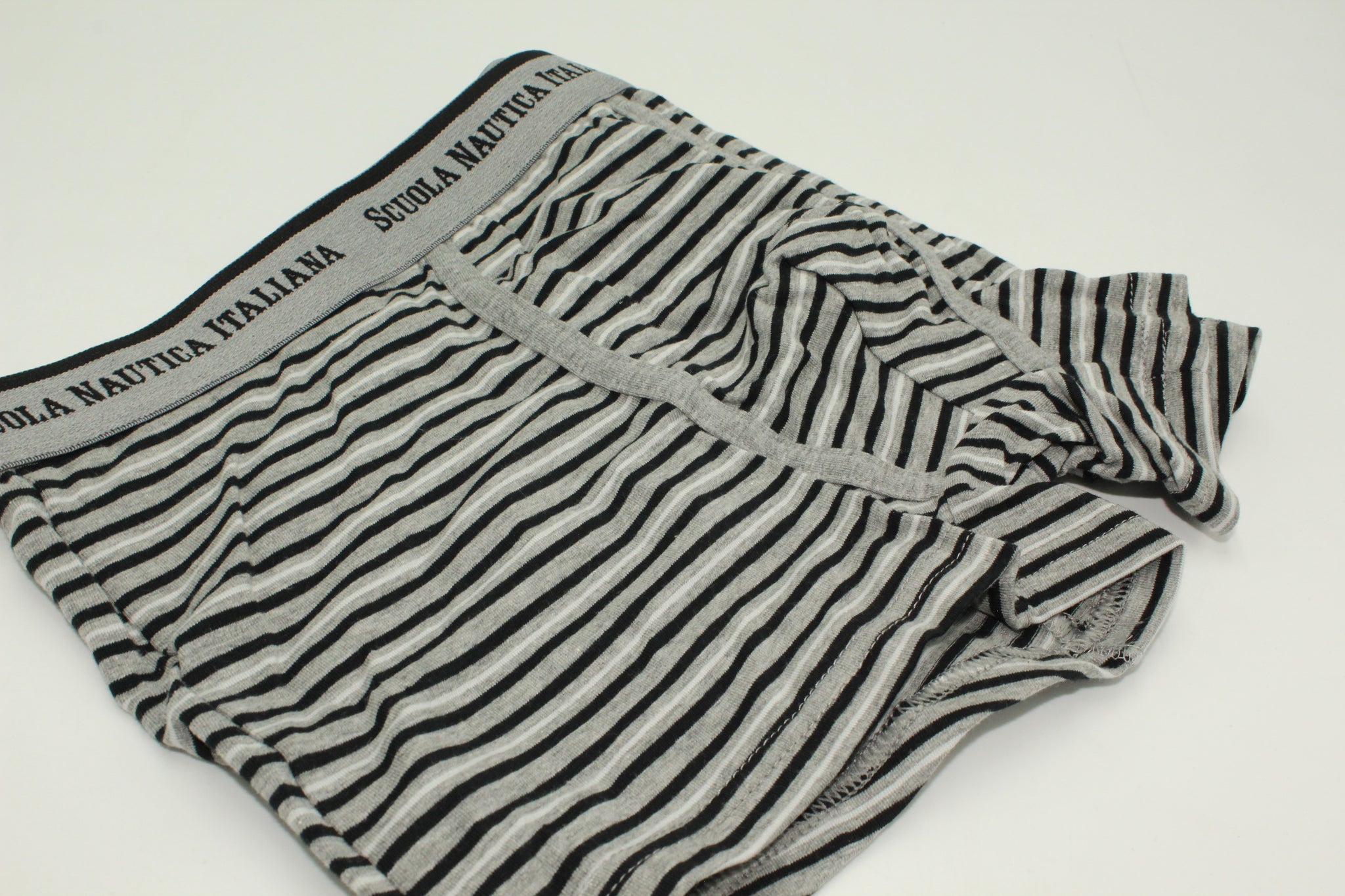 Caratteristiche distintive:
Logo esclusivo: Vita elasticizzata con il badge ricamato "Scuola Nautica Italiana"
Design iconico: Boxer uomo fantasia in pure cotone con eleganti strisce marine (blu intenso, grigio classico, nero assoluto)
Confezione regalo: Set da 6 pezzi - il miglior regalo per l'estate
Comfort superiore: Tessuto elastico ultra-traspirante con cintura morbida e anti-pressione