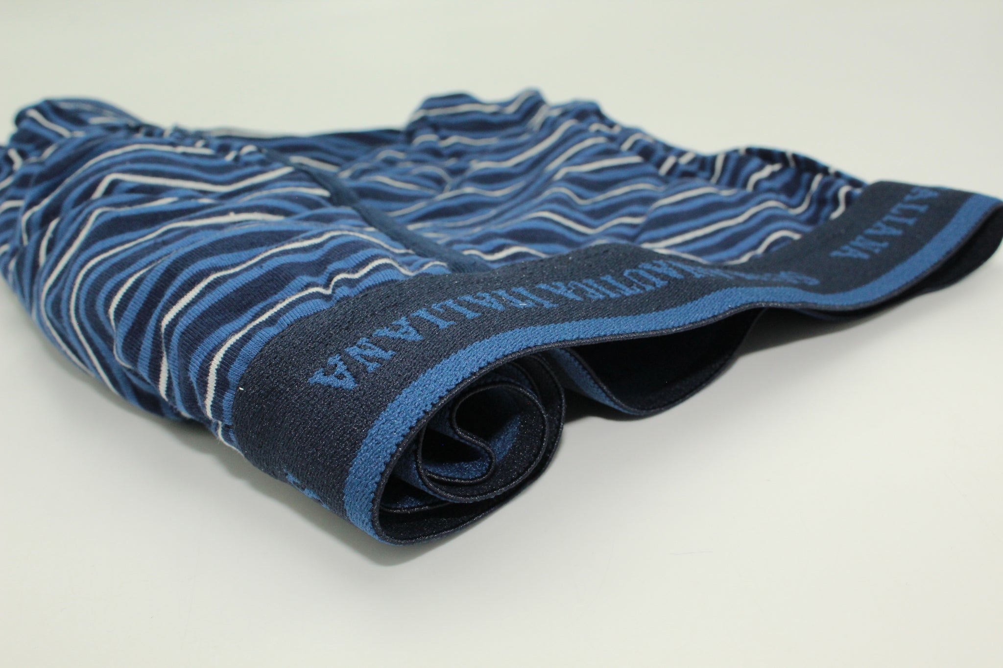 Caratteristiche distintive:
Logo esclusivo: Vita elasticizzata con il badge ricamato "Scuola Nautica Italiana"
Design iconico: Boxer uomo fantasia in pure cotone con eleganti strisce marine (blu intenso, grigio classico, nero assoluto)
Confezione regalo: Set da 6 pezzi - il miglior regalo per l'estate
Comfort superiore: Tessuto elastico ultra-traspirante con cintura morbida e anti-pressione
