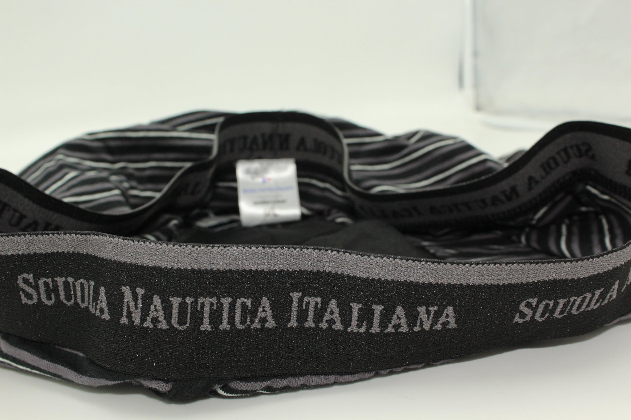 Caratteristiche distintive:
Logo esclusivo: Vita elasticizzata con il badge ricamato "Scuola Nautica Italiana"
Design iconico: Boxer uomo fantasia in pure cotone con eleganti strisce marine (blu intenso, grigio classico, nero assoluto)
Confezione regalo: Set da 6 pezzi - il miglior regalo per l'estate
Comfort superiore: Tessuto elastico ultra-traspirante con cintura morbida e anti-pressione