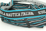 Caratteristiche distintive:
Logo esclusivo: Vita elasticizzata con il badge ricamato "Scuola Nautica Italiana"
Design iconico: Boxer uomo fantasia in pure cotone con eleganti strisce marine (blu intenso, grigio classico, nero assoluto)
Confezione regalo: Set da 6 pezzi - il miglior regalo per l'estate
Comfort superiore: Tessuto elastico ultra-traspirante con cintura morbida e anti-pressione
