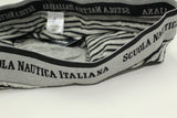 Caratteristiche distintive:
Logo esclusivo: Vita elasticizzata con il badge ricamato "Scuola Nautica Italiana"
Design iconico: Boxer uomo fantasia in pure cotone con eleganti strisce marine (blu intenso, grigio classico, nero assoluto)
Confezione regalo: Set da 6 pezzi - il miglior regalo per l'estate
Comfort superiore: Tessuto elastico ultra-traspirante con cintura morbida e anti-pressione