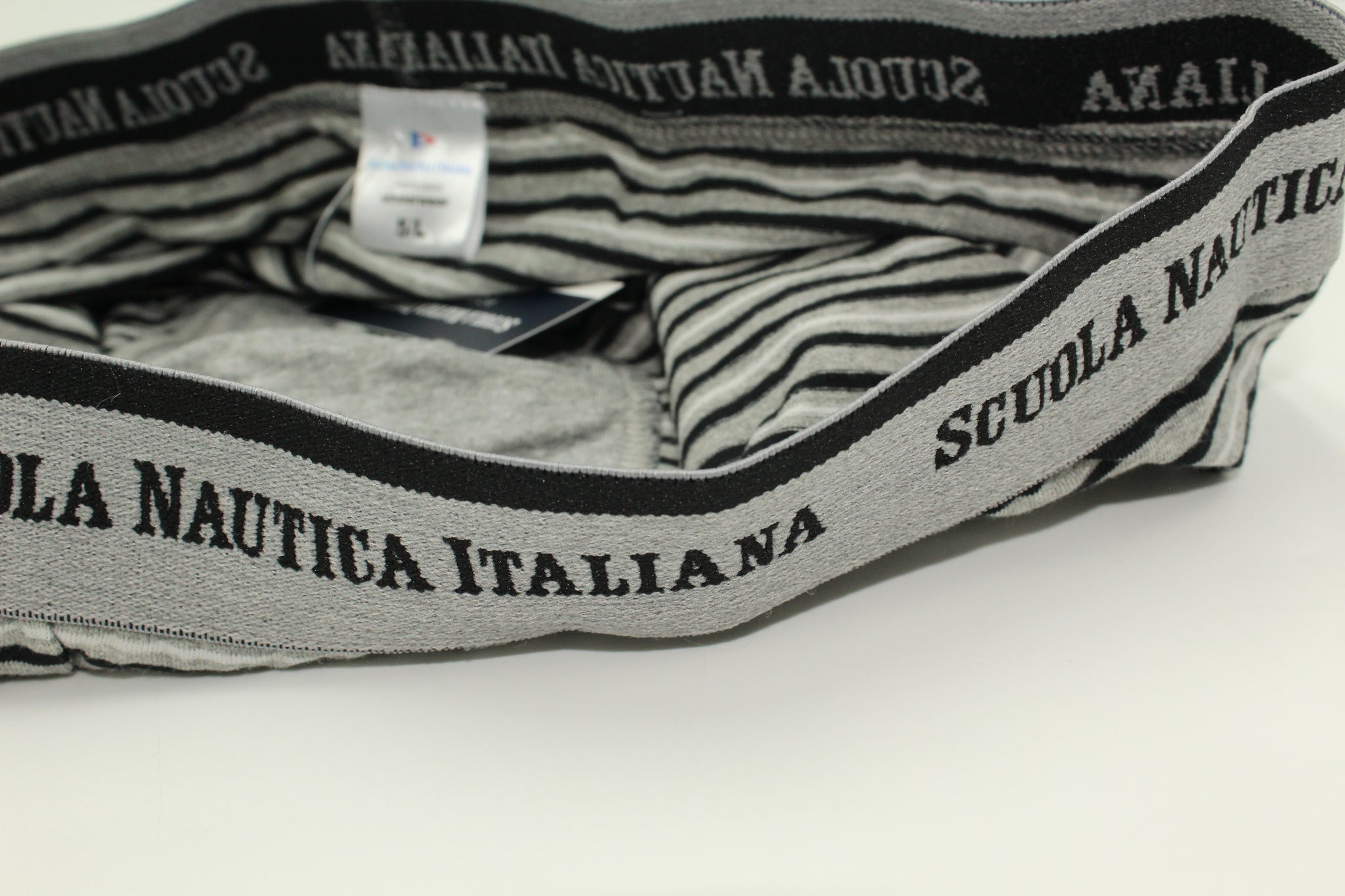 Caratteristiche distintive:
Logo esclusivo: Vita elasticizzata con il badge ricamato "Scuola Nautica Italiana"
Design iconico: Boxer uomo fantasia in pure cotone con eleganti strisce marine (blu intenso, grigio classico, nero assoluto)
Confezione regalo: Set da 6 pezzi - il miglior regalo per l'estate
Comfort superiore: Tessuto elastico ultra-traspirante con cintura morbida e anti-pressione