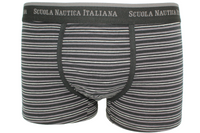 Perché conquistano:
✅ Stile versatile: Le strisce verticali slancianti creano un look fashion sotto ogni outfit
✅ Moda intelligente: Mutande uomo fashion con dettagli nautici per un'estate chic
✅ Garanzia qualità: Cotone 100% anallergico e traspirante contro il caldo
✅ Vestibilità perfetta: Elasticità 