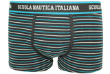 Regalo Estivo Perfetto con Stile Marinaresco! Scopri la collezione esclusiva di boxer da uomo Scuola Nautica Italiana: 6 boxer uomo in 100% cotone nella nuova fantasia a strisce nei toni nero, grigio e blu. Un mix perfetto tra design ricercato e comfort tecnicoper un Intimo Uomo che unisce moda e funzionalità. Caratteristiche iconiche: Logo di prestigio: Vita elasticizzata con il distintivo "Scuola Nautica Italiana"ricamato. Fantasia estiva: Boxer uomo fantasia in pure cotone con strisce marine