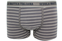 Regalo Estivo Perfetto con Stile Marinaresco! Scopri la collezione esclusiva di boxer da uomo Scuola Nautica Italiana: 6 boxer uomo in 100% cotone nella nuova fantasia a strisce nei toni nero, grigio e blu. Un mix perfetto tra design ricercato e comfort tecnicoper un Intimo Uomo che unisce moda e funzionalità. Caratteristiche iconiche: Logo di prestigio: Vita elasticizzata con il distintivo "Scuola Nautica Italiana"ricamato. Fantasia estiva: Boxer uomo fantasia in pure cotone con strisce marine(blu/grigio s