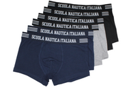 Boxer Uomo in Cotone Elasticizzato - Alta Qualità e Stile Fashion Scopri i nostri boxer uomo in cotone elasticizzato, progettati per offrire un'alta qualità e una vestibilità aderente che garantisce il massimo comfort. Perfetti per le festività di Natale e Capodanno, questi boxer sono un modello comodo e sexy, ideale per chi cerca un look intimo alla moda. Caratterizzati dal logo della Scuola Nautica Italiana, questi cotone uomo boxer firmati presentano un elastico in vita e bordi ricoperti in tessuto