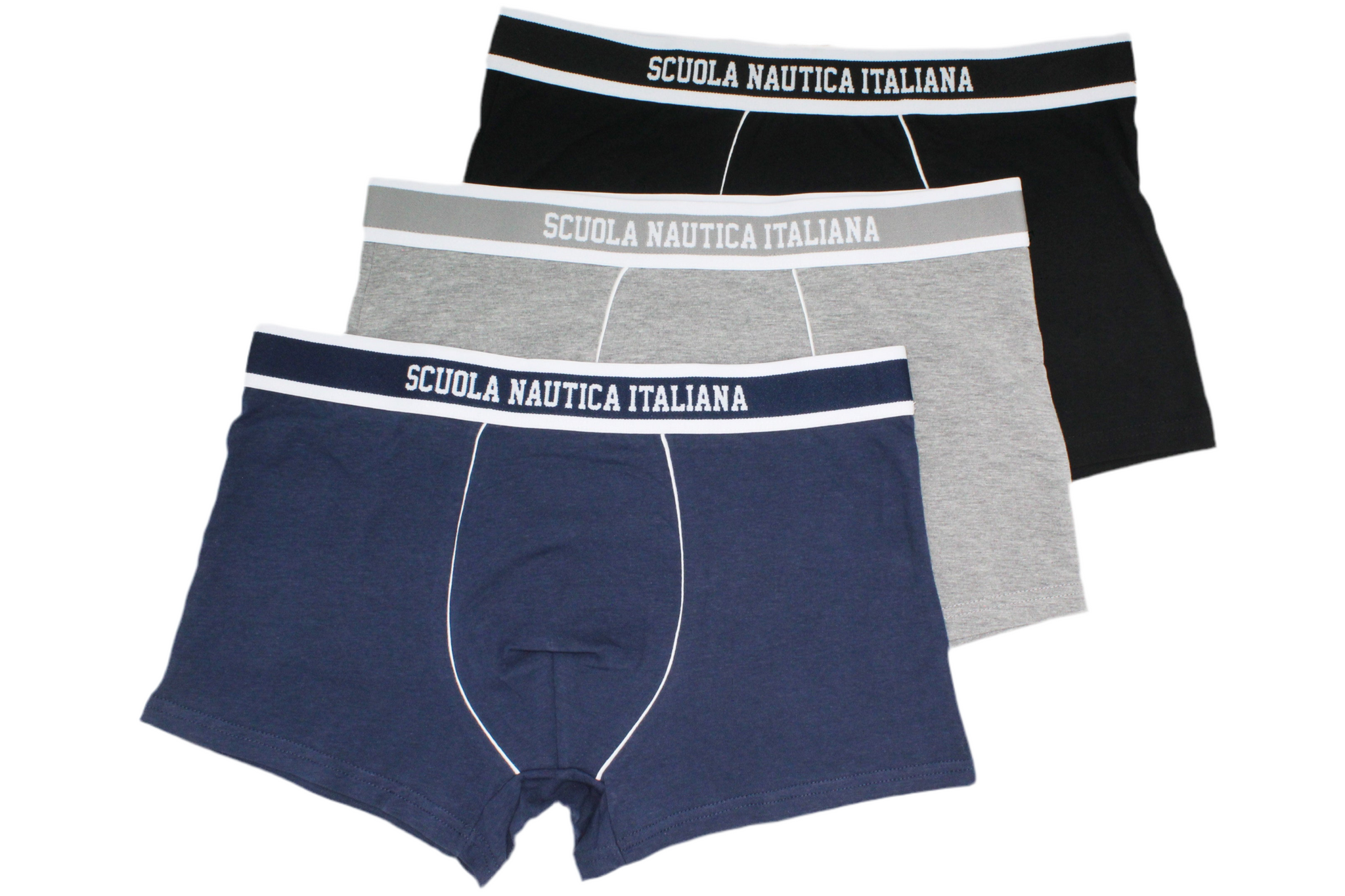 Scopri i nostri boxer uomo firmati, il regalo uomo simpatico perfetto per sorprendere i tuoi cari in ogni occasione! Realizzati in morbido puro cotone e cotone elasticizzato, questi boxer combinano comfort e stile, rendendoli idealmente adatti per l'uso quotidiano e per momenti speciali.
Design Elegante: I nostri boxer presentano un logo distintivo frutto della collaborazione con la Scuola Nautica Italiana, rendendoli tra i migliori boxer con un logo firmati disponibili sul mercato. 
Questo dettaglio esclus