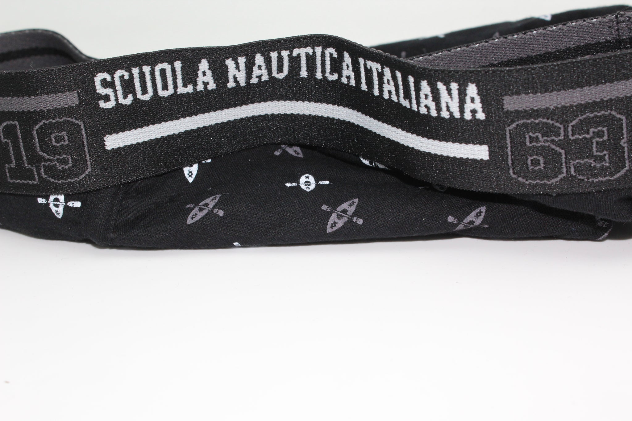 Le nostre mutande uomo fashion sono realizzate con materiali soffici e traspiranti, offrendo un'ottima elasticità. Con caratteristiche come il morbido elastico ricoperto e la conchiglia doppiata, le nostre mutande assicurano un comfort senza pari durante le tue attività all'aria aperta. Inoltre, la cintura elasticizzata con il logo aggiunge un tocco di sofisticatezza al tuo outfit.