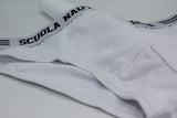 Gli slip uomo bianco sono un vero e proprio evergreen nel settore dell'abbigliamento intimo. Con un taglio classico e una sgambatura rifinita, questi slip offrono un supporto impeccabile e un'ottima vestibilità. Realizzati con un elastico in vita morbido, assicurano una tenuta confortevole senza stringere, permettendo una libertà di movimento totale. La struttura in tessuto bielastico conferisce a questi slip una vestibilità perfetta, aderendo al corpo senza risultare scomodi.