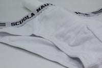 Gli slip uomo bianco sono un vero e proprio evergreen nel settore dell'abbigliamento intimo. Con un taglio classico e una sgambatura rifinita, questi slip offrono un supporto impeccabile e un'ottima vestibilità. Realizzati con un elastico in vita morbido, assicurano una tenuta confortevole senza stringere, permettendo una libertà di movimento totale. La struttura in tessuto bielastico conferisce a questi slip una vestibilità perfetta, aderendo al corpo senza risultare scomodi.