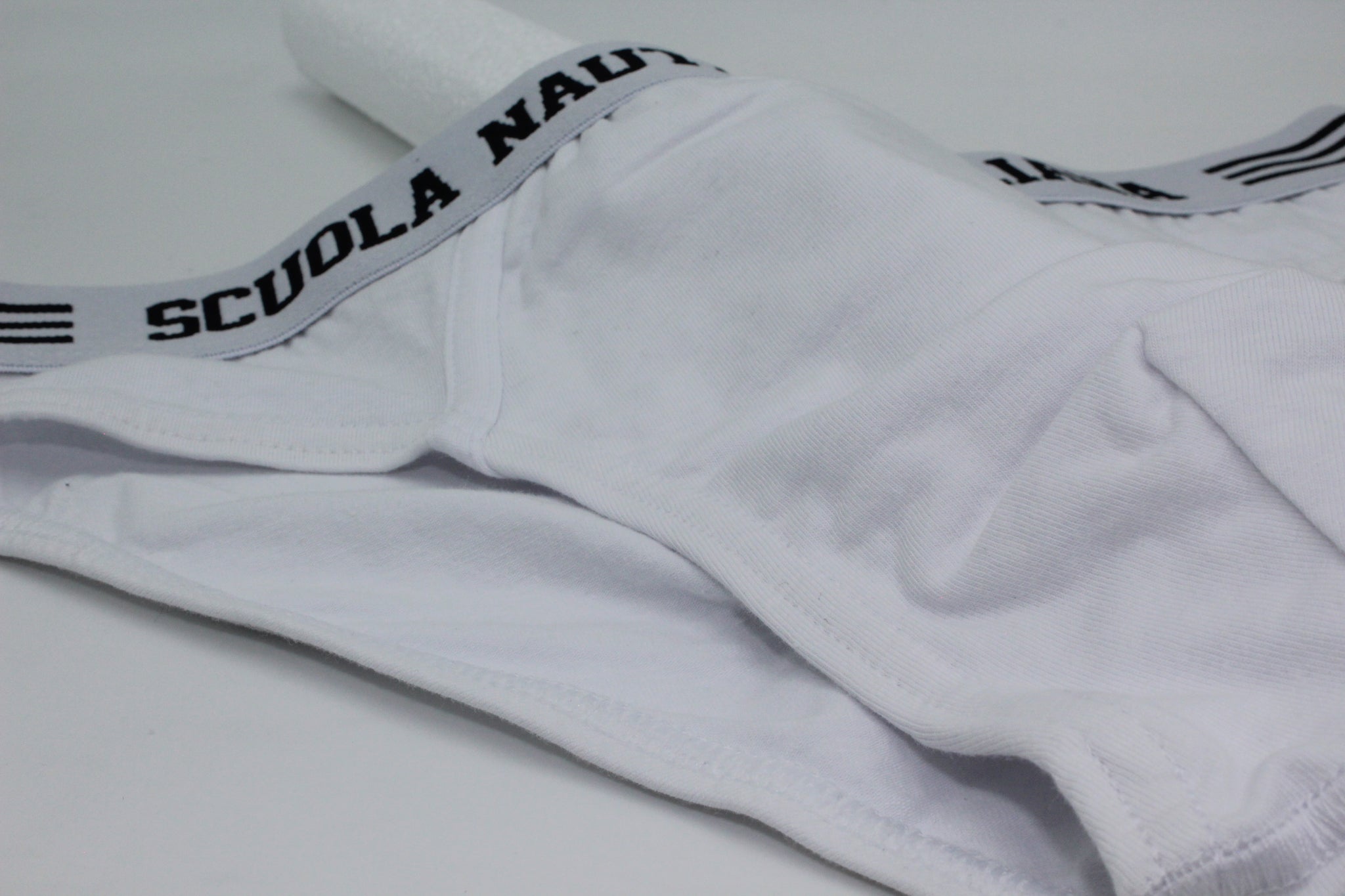 Gli slip uomo bianco sono un vero e proprio evergreen nel settore dell'abbigliamento intimo. Con un taglio classico e una sgambatura rifinita, questi slip offrono un supporto impeccabile e un'ottima vestibilità. Realizzati con un elastico in vita morbido, assicurano una tenuta confortevole senza stringere, permettendo una libertà di movimento totale. La struttura in tessuto bielastico conferisce a questi slip una vestibilità perfetta, aderendo al corpo senza risultare scomodi.