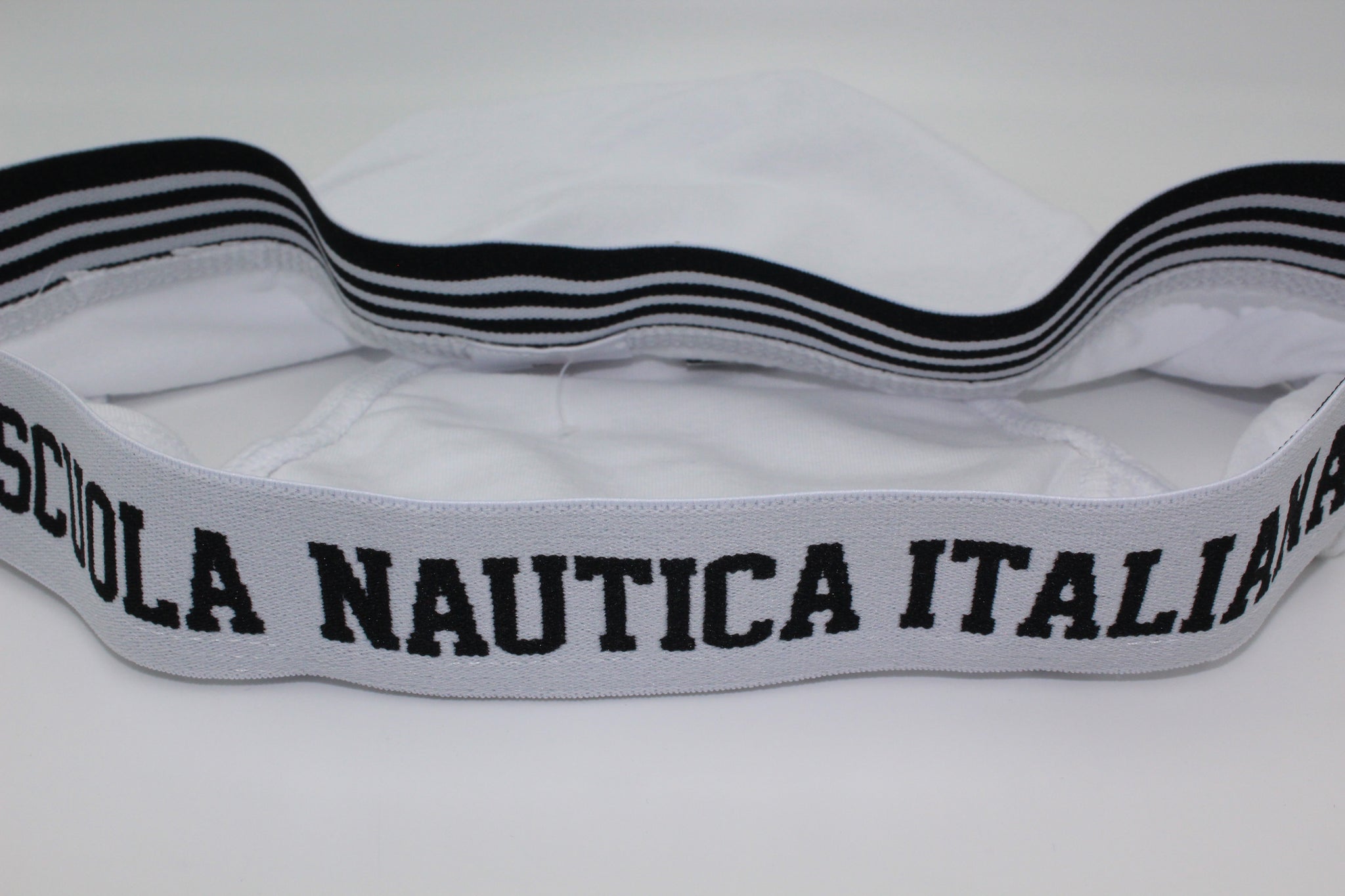Slip Uomo Trasparente: Per Chi Ama Distinguersi

Per chi desidera un pizzico di originalità nel proprio abbigliamento intimo, gli slip uomo trasparente sono un'ottima scelta. Questi slip non solo aggiungono un tocco di sensualità, ma sono anche ideali per chi cerca capi d'intimo unici e accattivanti. La loro vestibilità, caratterizzata da gambe leggermente lunghe e una sgambatura rifinita, assicura comfort e fascino.
