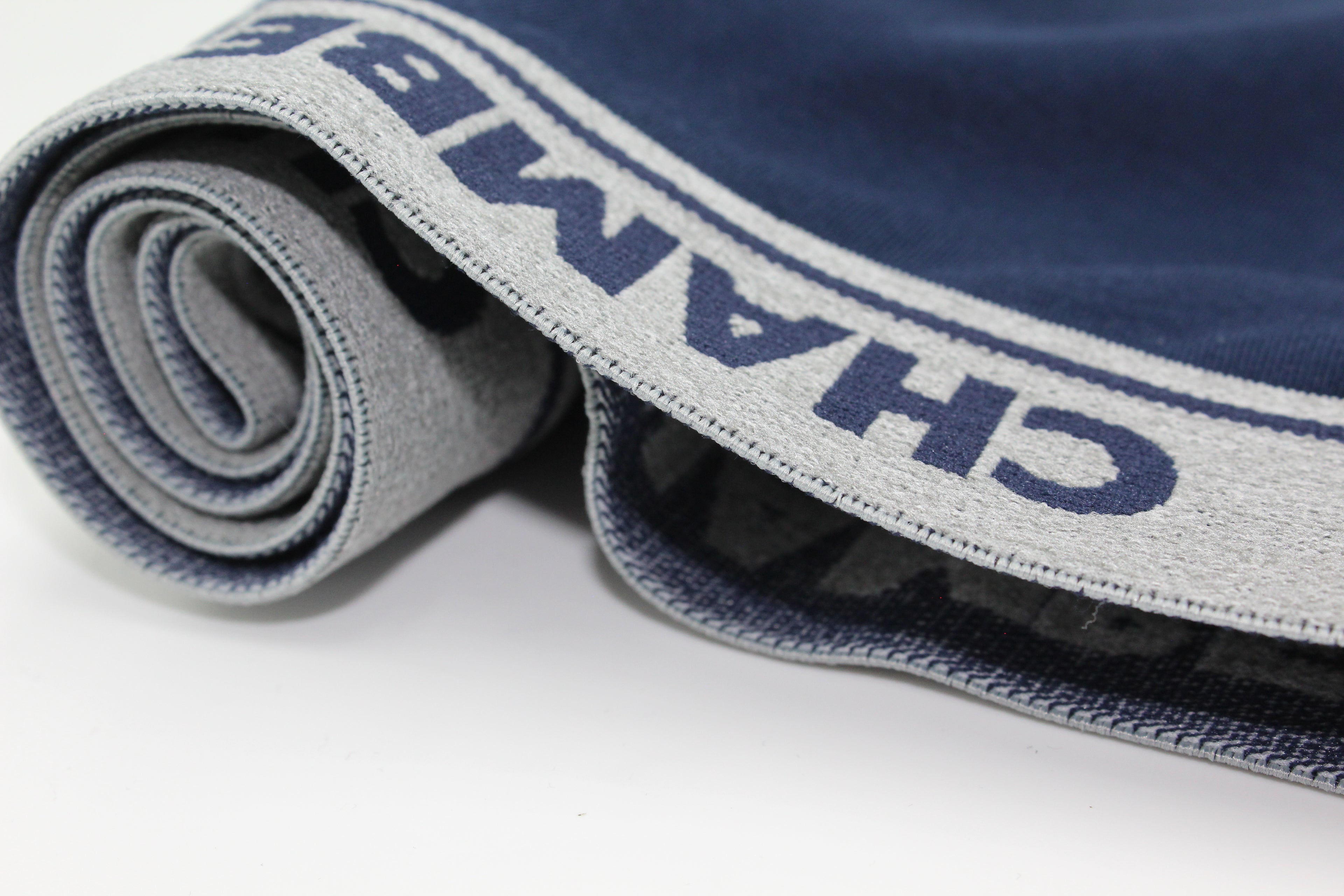 Il design degli slip da uomo è pensato per non costringere e per evitare irritazioni o segni sulla pelle, garantendo una vestibilità confortevole anche per le lunghe ore di utilizzo. Un tocco di stile è dato dal cinturino con logo Chamber's a contrasto, rendendo questi slip non solo pratici ma anche eleganti.