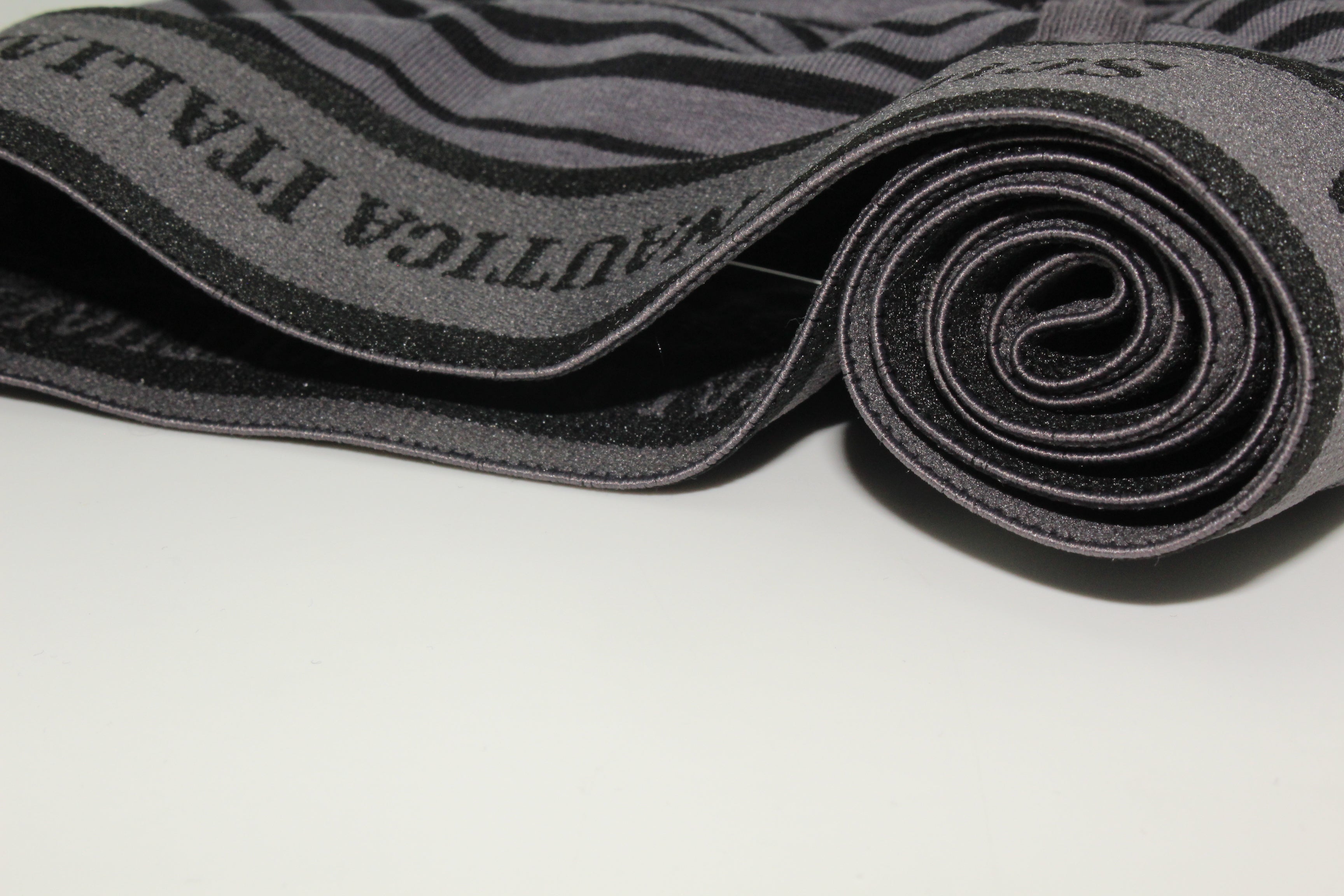 Il design di questi Slip è all’avanguardia: il contrasto blu e nero, il contrasto grigio e bianco e il contrasto giallo e blu aggiungono un tocco di personalità al tuo intimo. La cintura elasticizzata con il logo di Scuola Nautica Italiana dona un ulteriore tocco di sofisticatezza, rendendo questi Slip perfetti non solo per il comfort, ma anche per chi desidera esprimere il proprio stile, anche in intimo.