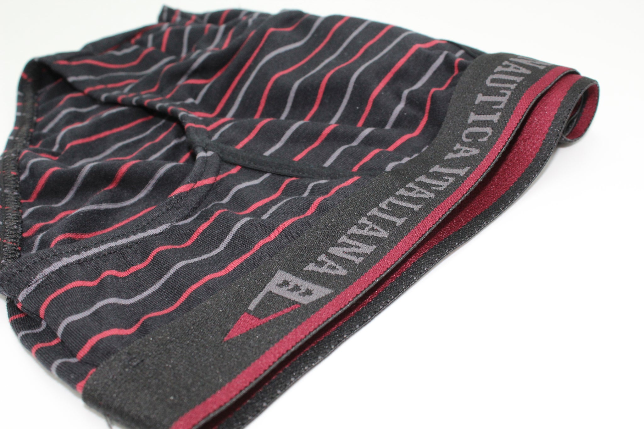 Gli slip uomo in cotone di Scuola Nautica Italiana sono disponibili in una varietà di fantasie e colori, tra cui il classico slip americano, il sexy slip uomo e il contrasto di strisce tricolore: blu scuro, azzurro e bianco, rosso, nero e grigio, verde, grigio e nero. Indipendentemente dal tuo stile, troverai sicuramente il miglior intimo uomo per te.