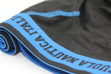 Lo Stile Raffinato e i Contrasti Accattivanti

Il design di questi Slip è all’avanguardia: il contrasto blu e nero, il contrasto grigio e bianco e il contrasto giallo e blu aggiungono un tocco di personalità al tuo intimo. La cintura elasticizzata con il logo di Scuola Nautica Italiana dona un ulteriore tocco di sofisticatezza, rendendo questi Slip perfetti non solo per il comfort, ma anche per chi desidera esprimere il proprio stile, anche in intimo.