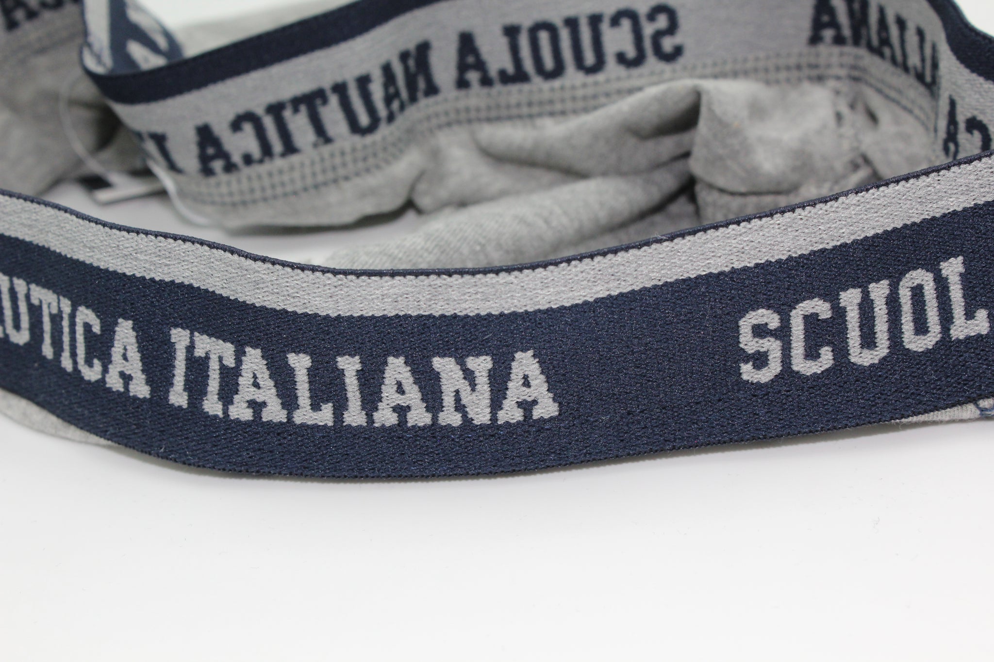Un Comfort Senza Pari&nbsp;

Realizzati in cotone soffice e traspirante, questi Slip da uomo offrono una sensazione di freschezza e asciutto che dura tutto il giorno. Grazie all'alta qualità dei materiali, ogni paio di mutande è progettato per garantire un'ottima elasticità e una vestibilità che si adatta perfettamente al corpo, permettendo una libertà di movimento senza pari. Non contengono elastan, il che significa che ogni boxer mantiene la sua forma nel tempo, offrendo supporto senza costringere.