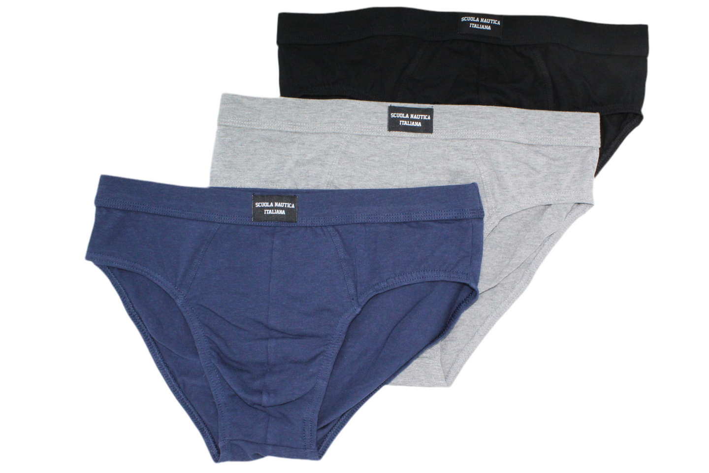 Slip Uomo in Cotone Elasticizzato - Comfort e Stile con il Logo della Scuola Nautica Italiana
Scopri i nostri slip uomo in cotone elasticizzato, un modello comodo dal taglio basico e sportivo, perfetto per ogni occasione. Caratterizzati dal logo della Scuola Nautica Italiana, questi slip offrono un tocco di eleganza e sportività al tuo guardaroba.
Realizzati in leggerissimo cotone elasticizzato, questi contone slip uomo firmati garantiscono un effetto seconda pelle, adattandosi perfettamente al tuo corpo. 