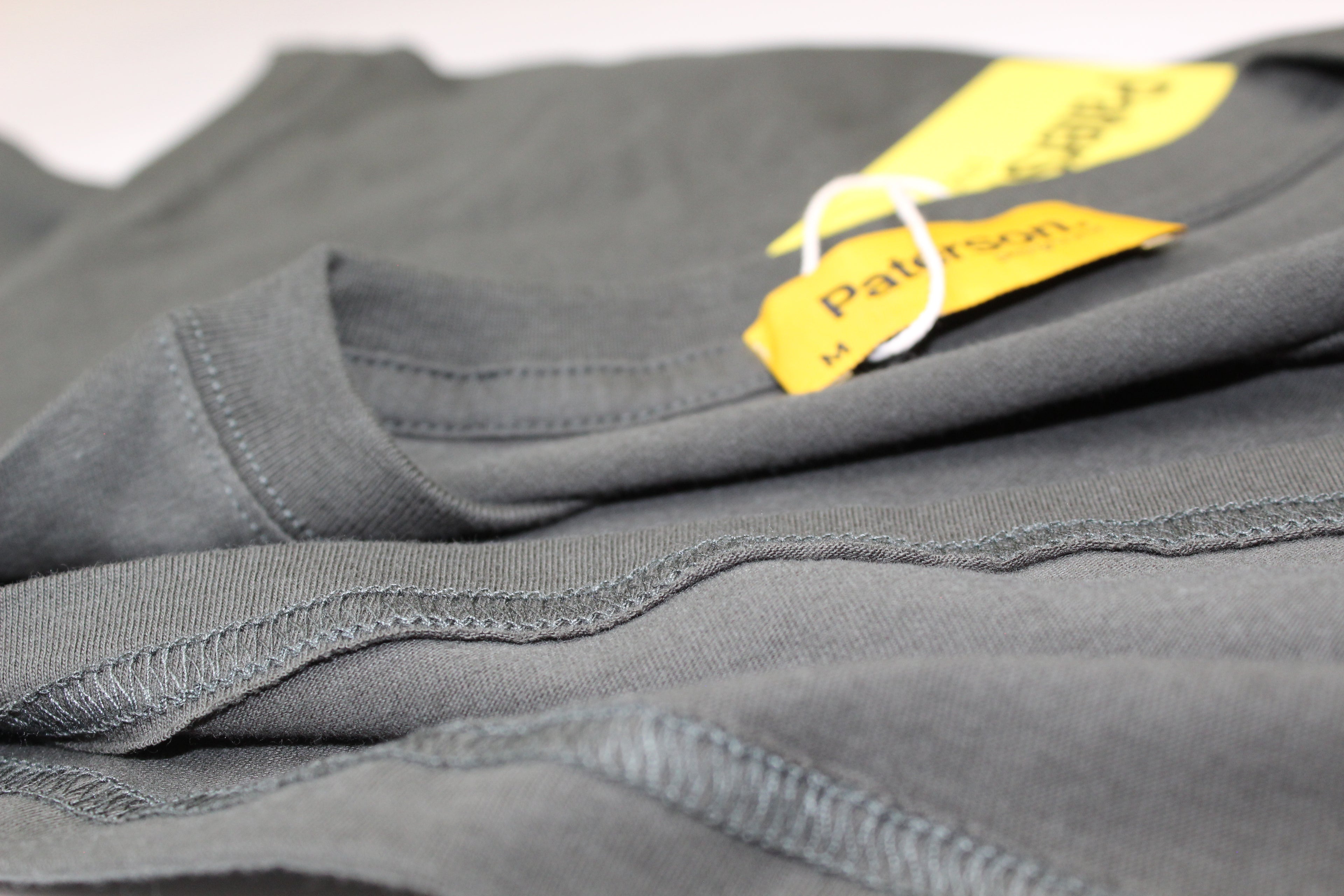 Super Morbida e Durevole

Una delle caratteristiche più apprezzate delle T-shirt Uomo in cotone è la loro incredibile morbidezza. Realizzate con tessuti di alta qualità, queste maglie sono super morbide al tatto, offrendo un comfort straordinario anche durante le giornate più lunghe. Inoltre, con un peso di 180 grammi, il loro spessore ottimale conferisce durevolezza, garantendo che rimangano belle e in forma anche dopo numerosi lavaggi.