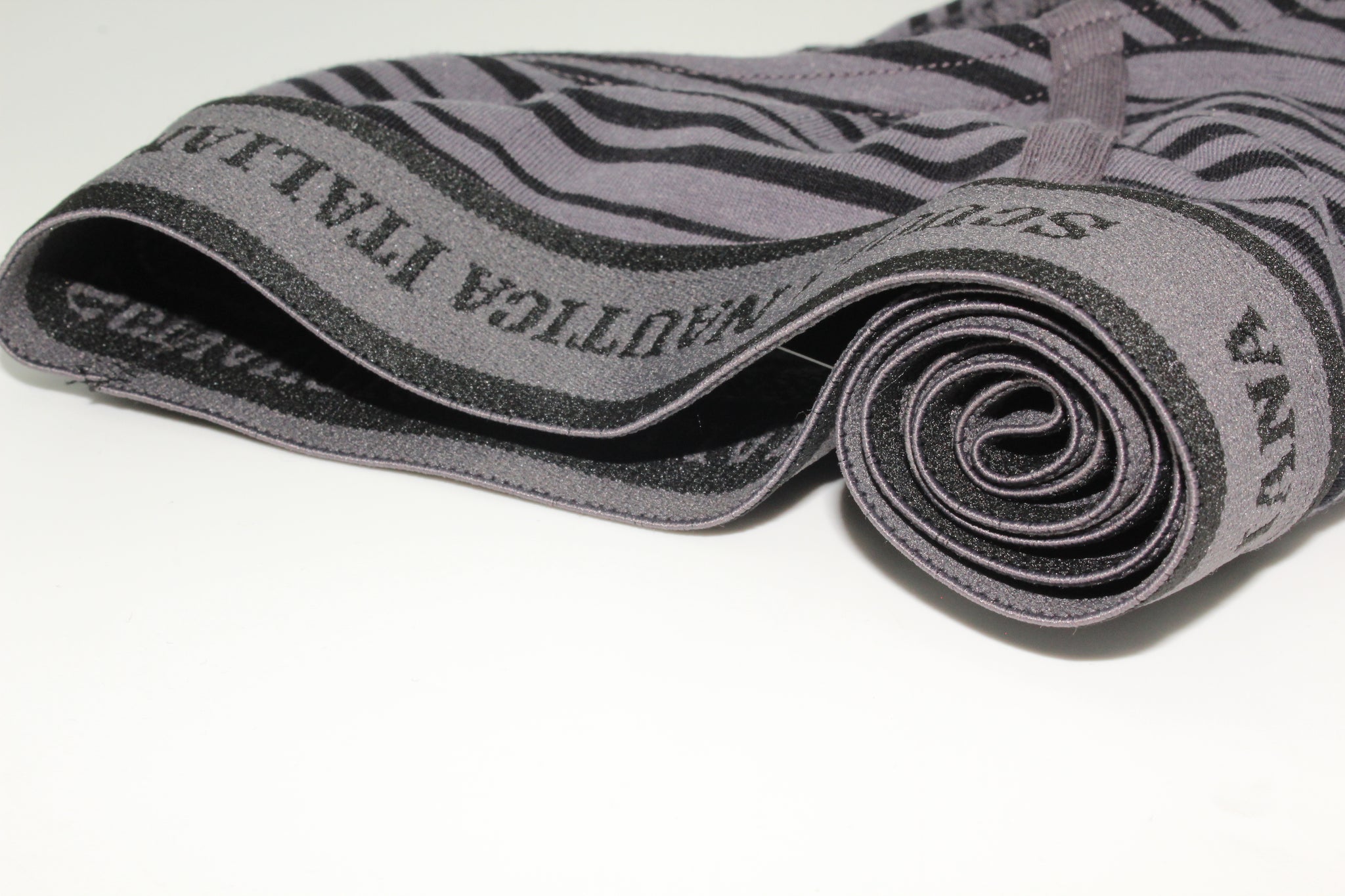 Il design di questi Slip è all’avanguardia: il contrasto blu e nero, il contrasto grigio e bianco e il contrasto giallo e blu aggiungono un tocco di personalità al tuo intimo. La cintura elasticizzata con il logo di Scuola Nautica Italiana dona un ulteriore tocco di sofisticatezza, rendendo questi Slip perfetti non solo per il comfort, ma anche per chi desidera esprimere il proprio stile, anche in intimo.